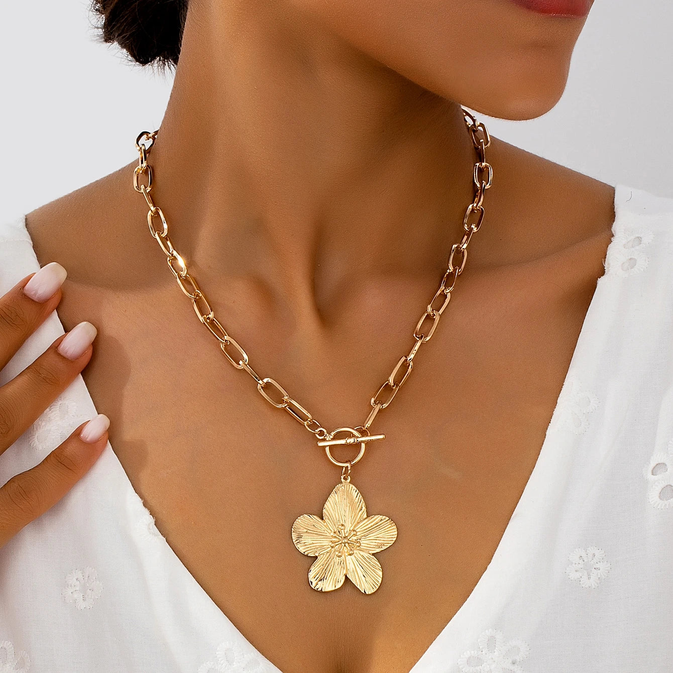 A Fashionable Women's Pendant Necklace, Vintage Simple Wisteria Flower Necklace, Elegant and Versatile Flower Pendant Necklace, No Box