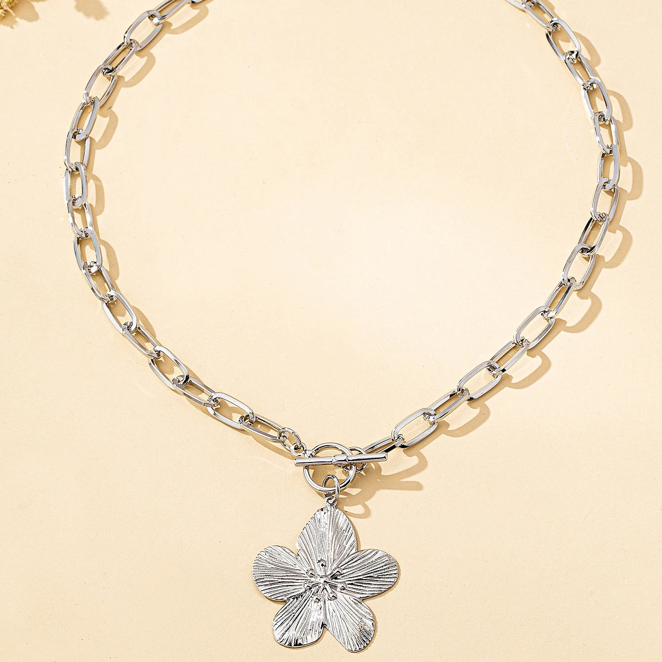 A Fashionable Women's Pendant Necklace, Vintage Simple Wisteria Flower Necklace, Elegant and Versatile Flower Pendant Necklace, No Box