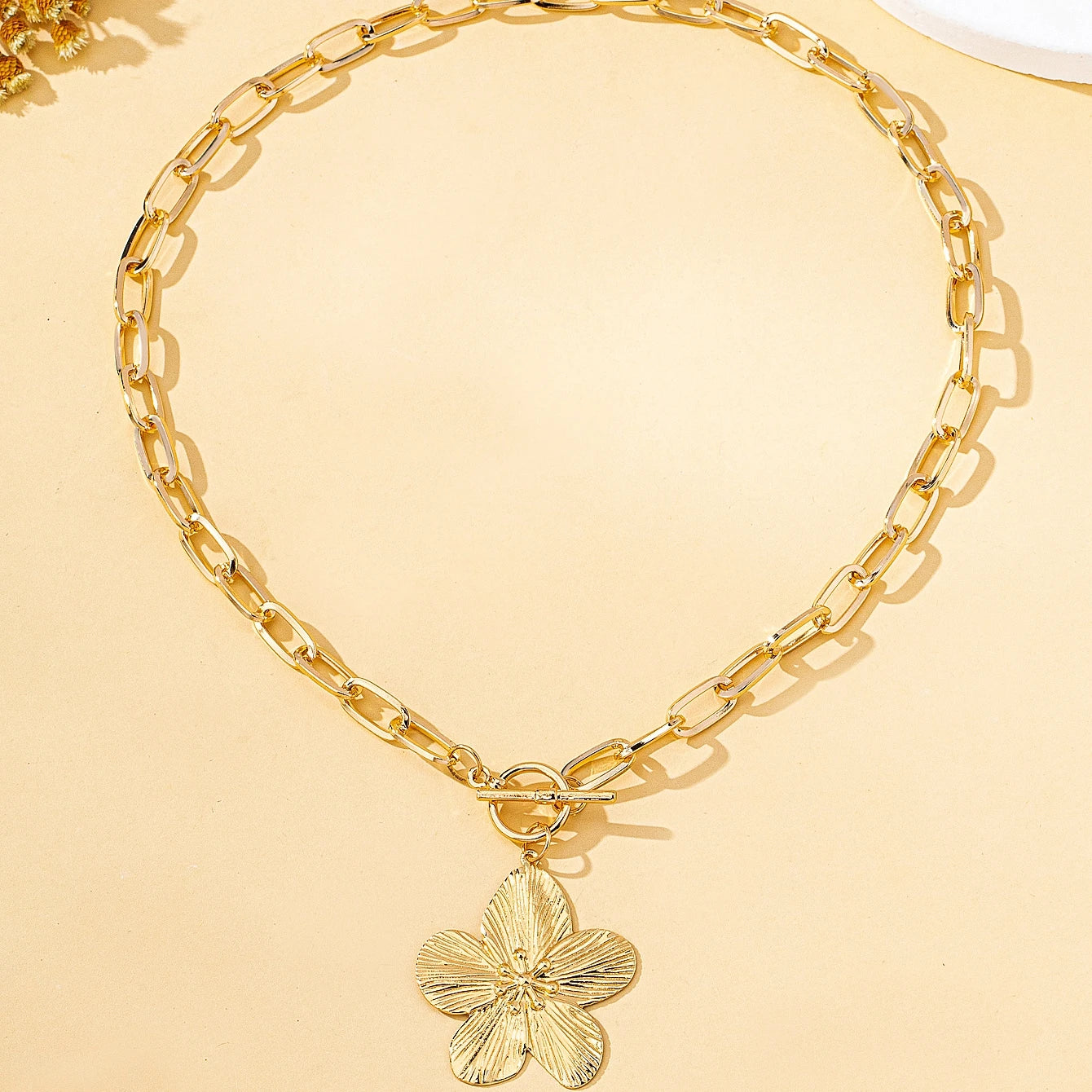 A Fashionable Women's Pendant Necklace, Vintage Simple Wisteria Flower Necklace, Elegant and Versatile Flower Pendant Necklace, No Box