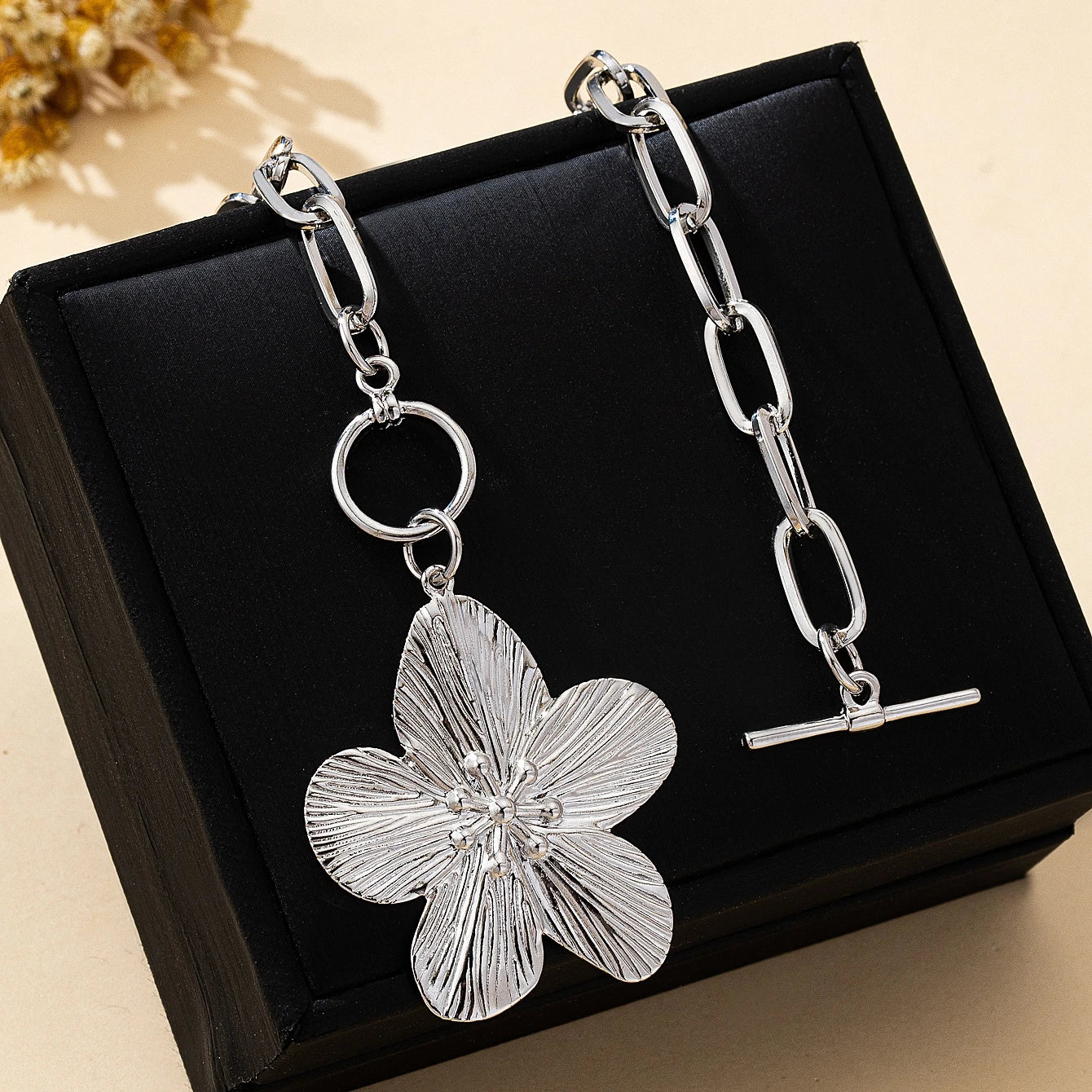 A Fashionable Women's Pendant Necklace, Vintage Simple Wisteria Flower Necklace, Elegant and Versatile Flower Pendant Necklace, No Box