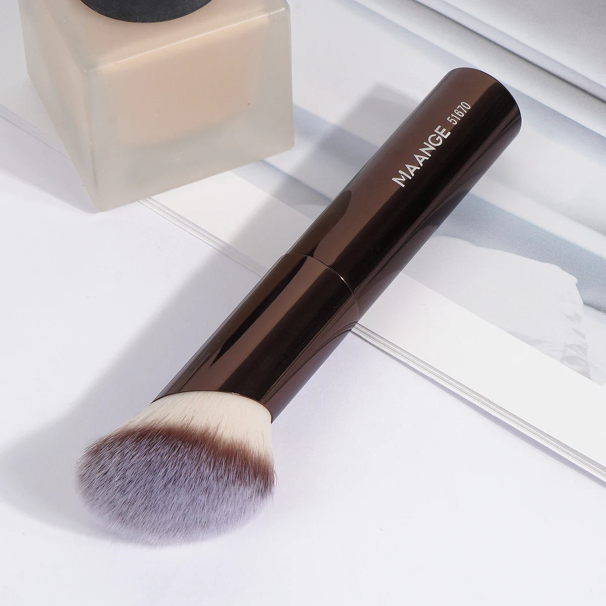 MAANGE 1PCS Makeup Brushes Angled Foundation Buffing Brush Concealer Brush Cosmetic Makeup Tools Soft Hair Oblique Makeup Brush